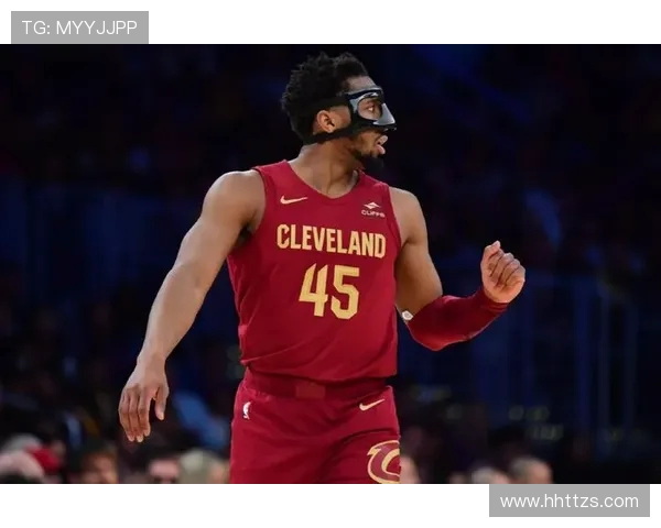 多诺万米切尔表现出色12投7中贡献17分5助攻引领全场